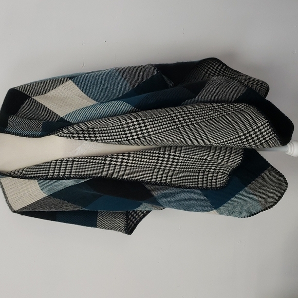 Woolrich Reversible Poncho Teal/Blk/Wht Plaid & Blk&wht Houndstooth O/S EUC - Picture 1 of 9